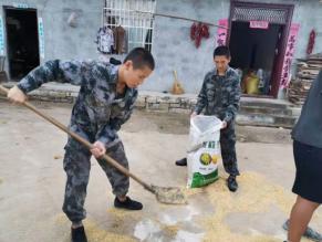 幫助當(dāng)?shù)剞r(nóng)戶(hù)收麥子